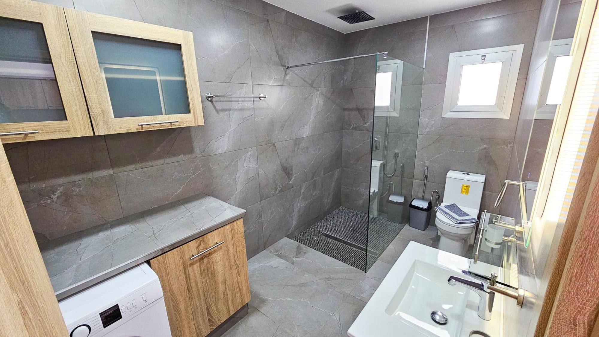 Eviathe Apartments Larnaca Bagian luar foto